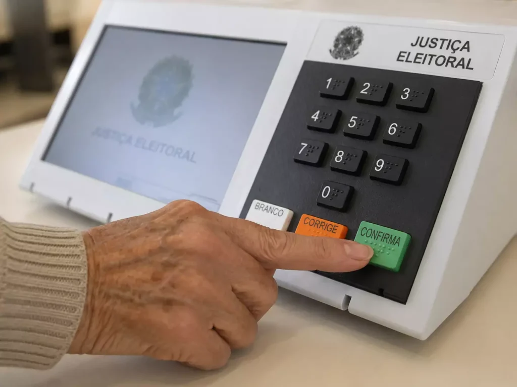 idosos-votando-urna-eletronica