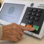 idosos-votando-urna-eletronica