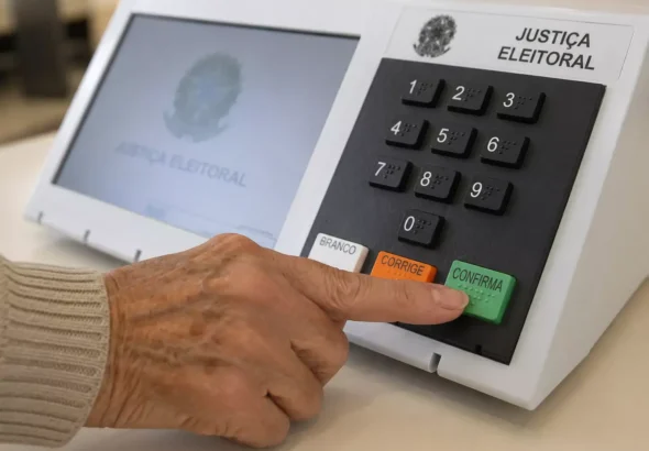 idosos-votando-urna-eletronica